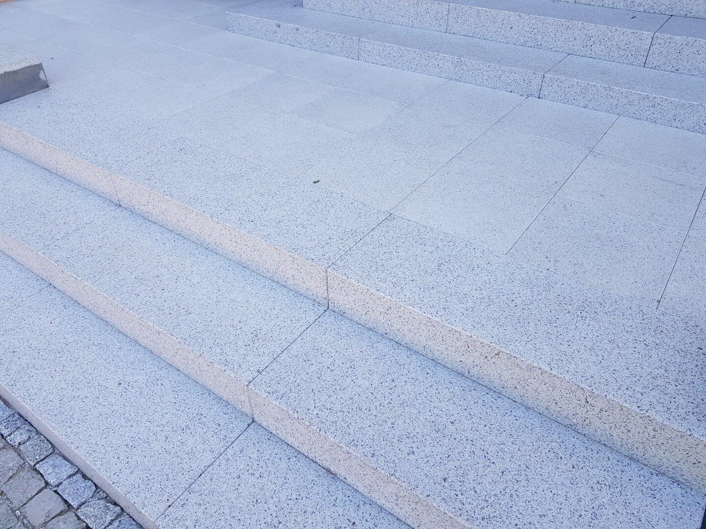 Schody i tarasy wykonane z monolitów betonowych